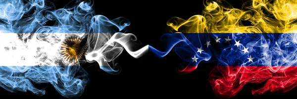 Αργεντινή εναντίον Βενεζουέλας, καπνιστές σημαίες της Βενεζουέλας τοποθετημένες δίπλα-δίπλα. Χοντρό χρώμα μεταξένια αφηρημένη έννοια σημαίες καπνού — Φωτογραφία Αρχείου