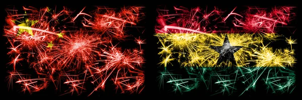 Čína, čínská vs Ghana, ghanské novoroční oslavy cestování jiskřivé ohňostroje vlajky koncept pozadí. Kombinace dvou abstraktních stavových příznaků. — Stock fotografie