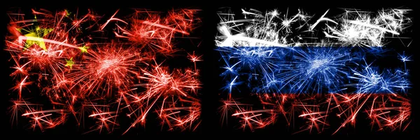Cina, cinese vs Russia, celebrazione del Capodanno russo viaggiare scintillanti fuochi d'artificio bandiere concetto di sfondo. Combinazione di due bandiere di stati astratti . — Foto Stock