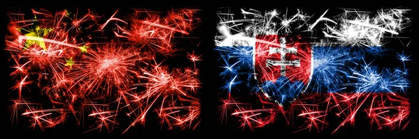 China, chinês vs Eslováquia, celebração do Ano Novo eslovaco viajar fogos de artifício cintilantes bandeiras fundo conceito. Combinação de duas bandeiras de estados abstratos . — Fotografia de Stock