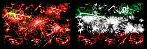 China, China vs Somalilandia celebración de Año Nuevo viajes chispeantes banderas de fuegos artificiales concepto de fondo. Combinación de dos banderas de estados abstractos . —  Fotos de Stock