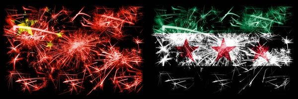 Čína, Číňané vs Sýrie, Syrská arabská republika, tři hvězdy, pozorovala novoroční oslavy cestování jiskřivé ohňostroje vlajky konceptu pozadí. Kombinace dvou abstraktních stavových příznaků. — Stock fotografie