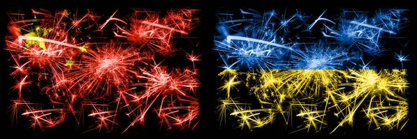 China, Chinees vs Oekraïne, Oekraïense Nieuwjaar viering reizen sprankelend vuurwerk vlaggen concept achtergrond. Combinatie van twee abstracte vlaggen. — Stockfoto
