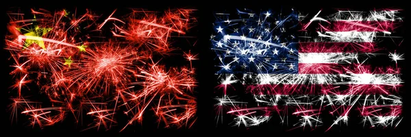 China, China vs Vereinigte Staaten von Amerika, amerikanische Neujahrsfeier Reise funkelnden Feuerwerk Flaggen Konzept Hintergrund. Kombination aus zwei abstrakten Staaten Flaggen. — Stockfoto