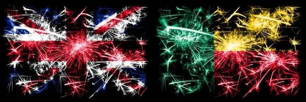 Nagy-Britannia, Egyesült Királyság vs Benin, Benini Újévi ünneplés utazás pezsgő tűzijáték zászlók koncepció háttér. Két elvont állapot kombinációja zászló. — Stock Fotó