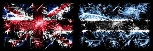 Großbritannien, Vereinigtes Königreich vs Botswana, Botswana Neujahrsfeier Reise funkelnden Feuerwerk Flaggen Konzept Hintergrund. Kombination aus zwei abstrakten Staaten Flaggen. — Stockfoto