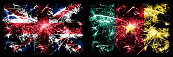 Grã-Bretanha, Reino Unido vs Camarões, Camarões celebração do Ano Novo viagem fogos de artifício cintilantes fundo conceito bandeiras. Combinação de duas bandeiras de estados abstratos . — Fotografia de Stock