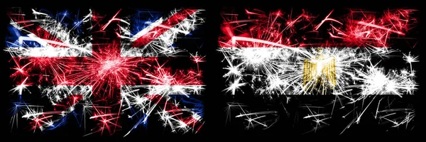 Μεγάλη Βρετανία, Ηνωμένο Βασίλειο εναντίον της Αιγύπτου, Αιγυπτιακή Πρωτοχρονιά γιορτή ταξίδια αφρώδη πυροτεχνήματα σημαίες έννοια φόντο. Συνδυασμός δύο αφηρημένων κρατών σημαιών. — Φωτογραφία Αρχείου