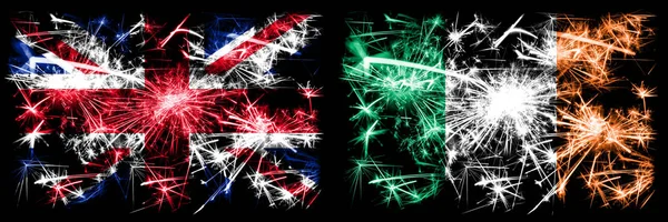 Groot-Brittannië, Verenigd Koninkrijk vs Ierland, Ierse nieuwjaarsviering reizen sprankelend vuurwerk vlaggen concept achtergrond. Combinatie van twee abstracte vlaggen. — Stockfoto