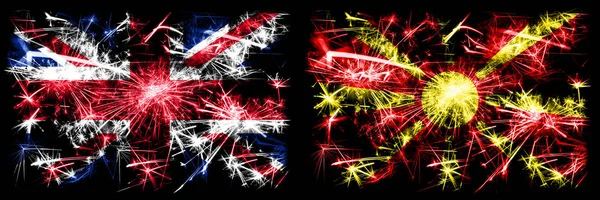 Groot-Brittannië, Verenigd Koninkrijk vs Macedonië, Macedonische nieuwjaarsviering reizen sprankelend vuurwerk vlaggen concept achtergrond. Combinatie van twee abstracte vlaggen. — Stockfoto