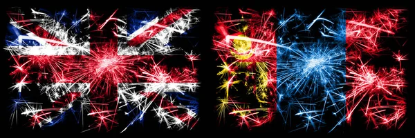 Grã-Bretanha, Reino Unido vs Mongólia, celebração do Ano Novo da Mongólia viajar fogos de artifício cintilantes fundo conceito bandeiras. Combinação de duas bandeiras de estados abstratos . — Fotografia de Stock