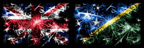 Groot-Brittannië, Verenigd Koninkrijk vs Salomonseilanden Nieuwjaarsviering reizen sprankelend vuurwerk vlaggen concept achtergrond. Combinatie van twee abstracte vlaggen. — Stockfoto