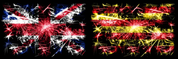 イギリス、イギリス対スペイン、カタルーニャ、カタロニア、セネリア新年のお祝い旅行輝く花火の旗のコンセプトの背景。2つの抽象的な状態フラグの組み合わせ. — ストック写真