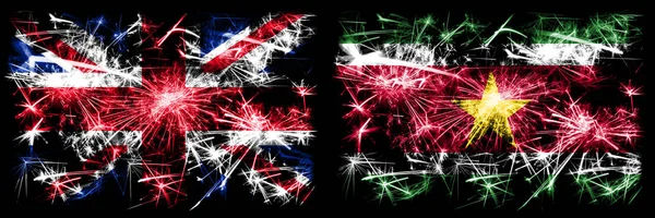 Groot-Brittannië, Verenigd Koninkrijk vs Suriname, Surinaamse nieuwjaarsviering reizen sprankelend vuurwerk vlaggen concept achtergrond. Combinatie van twee abstracte vlaggen. — Stockfoto