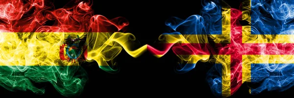 Bolívia, Bolívia vs Aland fumaça estados místicos bandeiras colocadas lado a lado. Conceito e ideia grossas bandeiras de fumaça abstratas sedosas coloridas — Fotografia de Stock