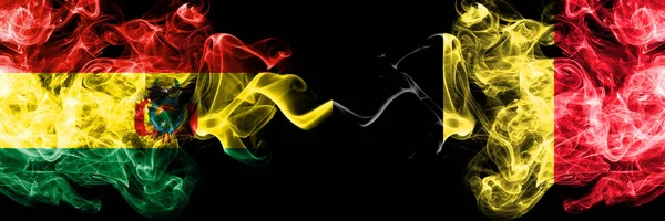 Bolivie, Bolivie vs Belgique, états mystiques fumés belges drapeaux placés côte à côte. Concept et idée drapeaux de fumée abstraits soyeux colorés épais — Photo