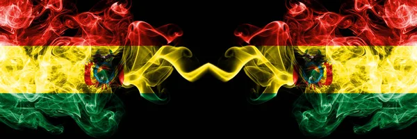 Boliwia, Boliwia vs Boliwia, Boliwijskie flagi mistycznych stanów dymnych umieszczone obok siebie. Koncepcja i idea grube kolorowe jedwabiste abstrakcyjne flagi dymu — Zdjęcie stockowe