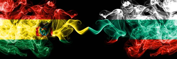 Bolívie, Bolívie versus Bulharsko, Bulharské kouřové mystické státy vlajky umístěné bok po boku. Koncept a myšlenka tlusté barevné hedvábné abstraktní kouřové vlajky — Stock fotografie