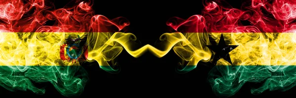 Bolivia, Bolivia contro Ghana, stati mistici fumosi del Ghana bandiere affiancate. Concetto e idea di spessore colorato seta bandiere fumo astratto — Foto Stock