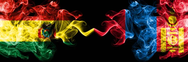 Bolivia, Boliviano vs Mongolia, Mongolia fumè mistici stati bandiere poste fianco a fianco. Concetto e idea di spessore colorato seta bandiere fumo astratto — Foto Stock