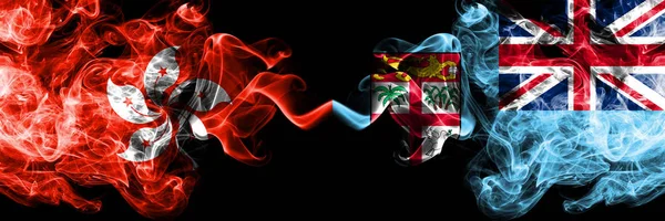 Hong Kong, China vs Fiji rokerige mystieke staten vlaggen naast elkaar geplaatst. Concept en idee dik gekleurde zijdeachtige abstracte rook vlaggen — Stockfoto