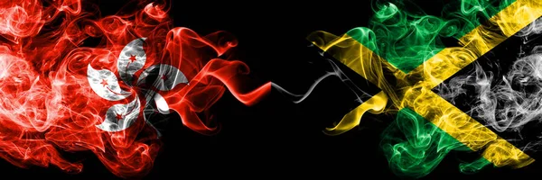 Χονγκ Κονγκ, Κίνα εναντίον Τζαμάικα, Τζαμαϊκανός καπνιστής μυστικιστής κράτη σημαίες τοποθετούνται δίπλα-δίπλα. Έννοια και ιδέα παχιά χρωματιστά μεταξένια αφηρημένα σημαίες καπνού — Φωτογραφία Αρχείου