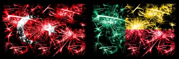 Türkei, türkisch vs Benin, beninische Neujahrsfeier funkelnden Feuerwerk Flaggen Konzept Hintergrund. Kombination aus zwei abstrakten Staaten Flaggen. — Stockfoto