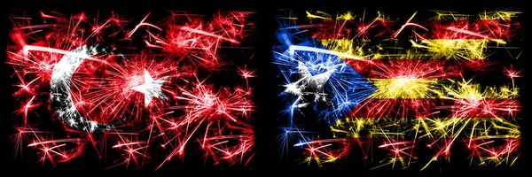 Turquia, Turco vs Catalunha, Espanha celebração de Ano Novo fogos de artifício cintilantes bandeiras fundo conceito. Combinação de duas bandeiras de estados abstratos . — Fotografia de Stock