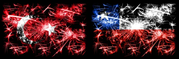 Turquía, Turquía vs Chile, celebración del Año Nuevo chileno brillante banderas de fuegos artificiales concepto de fondo. Combinación de dos banderas de estados abstractos . — Foto de Stock