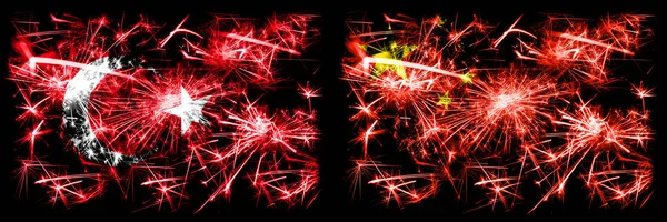 Turecko, turecká vs Čína, čínská novoroční oslava jiskřivé ohňostroje vlajky koncept pozadí. Kombinace dvou abstraktních stavových příznaků. — Stock fotografie