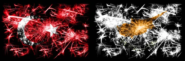 Turquie, Turquie vs Chypre, célébration du Nouvel An chypriote feux d'artifice scintillants fond concept de drapeaux. Combinaison de deux drapeaux d'états abstraits . — Photo