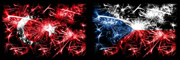 Türkei, Türkei vs Tschechische Republik Neujahrsfeier funkelnden Feuerwerk Flaggen Konzept Hintergrund. Kombination aus zwei abstrakten Staaten Flaggen. — Stockfoto