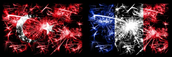 Turecko, turecká vs Francie, francouzská novoroční oslava jiskřivé ohňostroje vlajky koncept pozadí. Kombinace dvou abstraktních stavových příznaků. — Stock fotografie