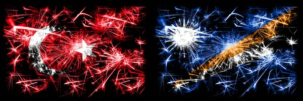 Turquía, Turquía vs Islas Marshall Año Nuevo celebración brillante banderas de fuegos artificiales concepto de fondo. Combinación de dos banderas de estados abstractos . — Foto de Stock