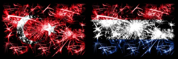 Turecko, turecká vs Nizozemsko, holandská novoroční oslava jiskřící zábavní pyrotechnika vlajky koncept pozadí. Kombinace dvou abstraktních stavových příznaků. — Stock fotografie
