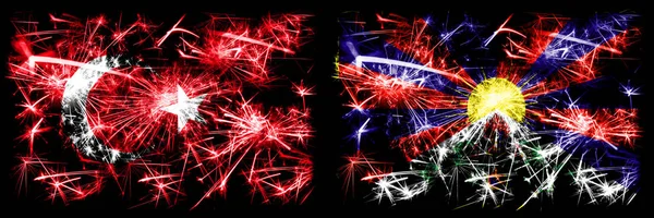 Turcja, Turecki vs Tybet, Tybetański Nowy Rok świętować musujące fajerwerki flagi tle koncepcji. Połączenie dwóch flag stanów abstrakcyjnych. — Zdjęcie stockowe