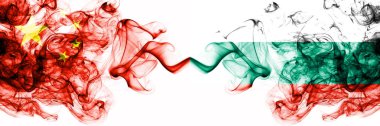 Çin, Çin Bulgaristan 'a karşı, Bulgar dumanlı mistik devletleri yan yana dizilmiş bayraklar. Kavram ve fikir kalın renkli ipeksi soyut duman bayrakları