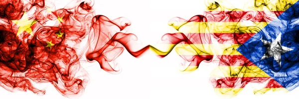 China, Chinês vs Catalunha, Espanha fumaça místico estados bandeiras colocadas lado a lado. Conceito e ideia grossas bandeiras de fumaça abstratas sedosas coloridas — Fotografia de Stock