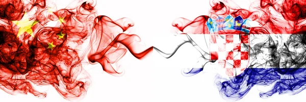 China, China vs Kroatien, kroatische rauchige mystische Staaten Flaggen nebeneinander platziert. Konzept und Idee dicke farbige seidig abstrakte Rauchfahnen — Stockfoto