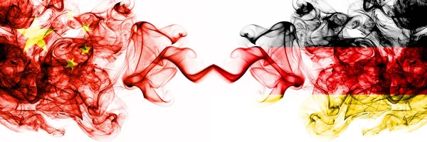 Cina, Cina vs Jerman, bendera negara-negara mistik berasap Jerman ditempatkan berdampingan. Konsep dan ide warna tebal sutera abstrak bendera asap — Stok Foto