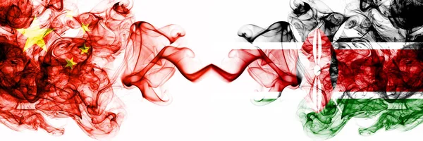 China, China vs Quênia, estados místicos fumegantes do Quênia bandeiras colocadas lado a lado. Conceito e ideia grossas bandeiras de fumaça abstratas sedosas coloridas — Fotografia de Stock