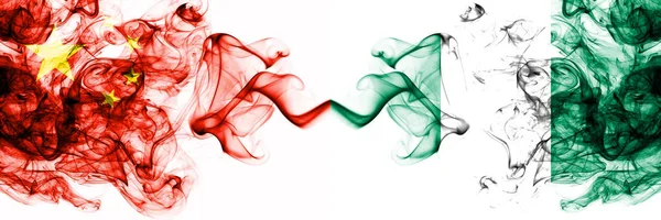 Kína, Kína vs Nigéria, nigériai füstös misztikus államok zászlók egymás mellett. Koncepció és ötlet vastag színű selymes elvont füst zászlók — Stock Fotó