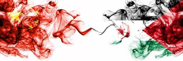 Kína, kínai vs Sahrawi füstös misztikus államok zászlók egymás mellett. Koncepció és ötlet vastag színű selymes elvont füst zászlók — Stock Fotó