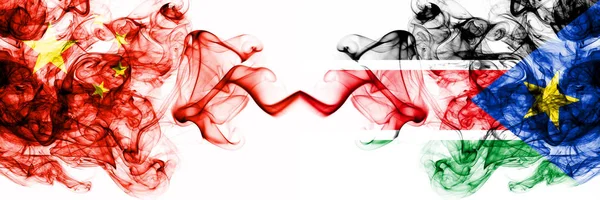 Κίνα, Κίνα εναντίον Νοτίου Σουδάν καπνιστή μυστικιστικές πολιτείες σημαίες τοποθετούνται δίπλα-δίπλα. Έννοια και ιδέα παχιά χρωματιστά μεταξένια αφηρημένα σημαίες καπνού — Φωτογραφία Αρχείου
