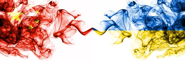China, China vs Ukraine, ukrainische rauchige mystische Staaten Flaggen nebeneinander platziert. Konzept und Idee dicke farbige seidig abstrakte Rauchfahnen — Stockfoto