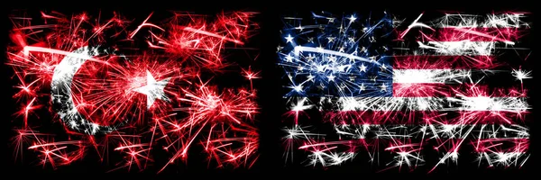 Turquia, Turco vs Estados Unidos da América, americano, EUA celebração Ano Novo fogos de artifício espumantes bandeiras fundo conceito. Combinação de duas bandeiras de estados abstratos . — Fotografia de Stock