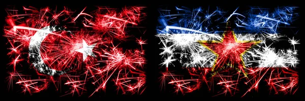 Turquia, Turco vs Iugoslávia, celebração do Ano Novo Iugoslavo fogos de artifício espumantes bandeiras fundo conceito. Combinação de duas bandeiras de estados abstratos . — Fotografia de Stock