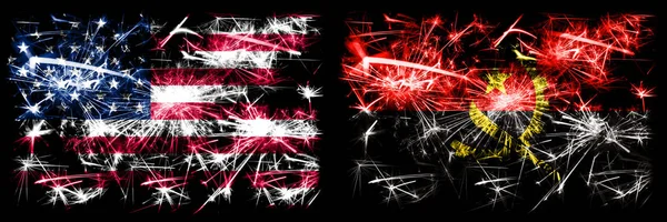 Estados Unidos da América, EUA vs Angola, celebração de Ano Novo Angolano fogos de artifício espumantes bandeiras fundo conceito. Combinação de duas bandeiras de estados abstratos . — Fotografia de Stock