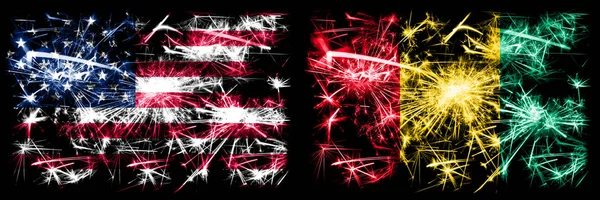 Estados Unidos da América, EUA vs Guiné, celebração do Ano Novo guineense fogos de artifício espumantes bandeiras fundo conceito. Combinação de duas bandeiras de estados abstratos . — Fotografia de Stock