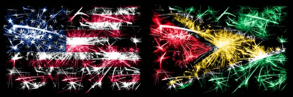 USA, Usa vs Guyana, Guyanese nyårsfirande gnistrande fyrverkerier flaggor koncept bakgrund. Kombination av två abstrakta staters flaggor. — Stockfoto